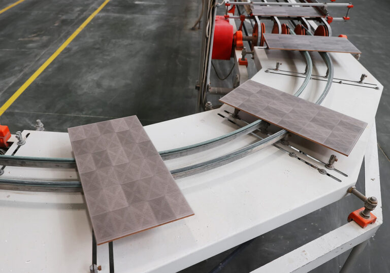 Conveyor belt in the tile and ceramic industry