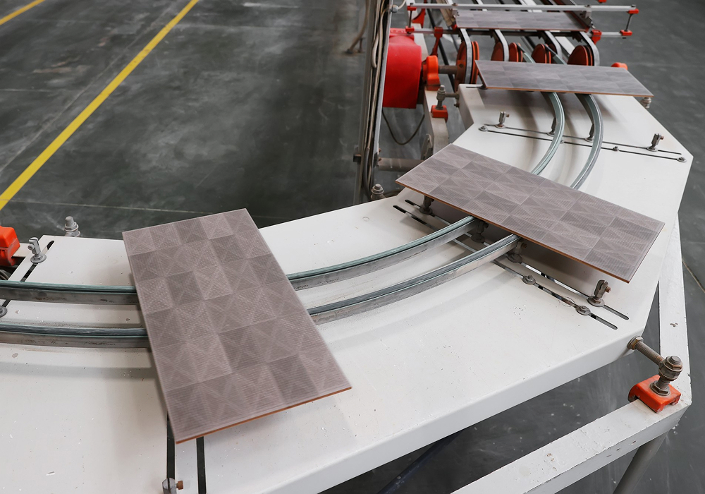 Conveyor belt in the tile and ceramic industry
